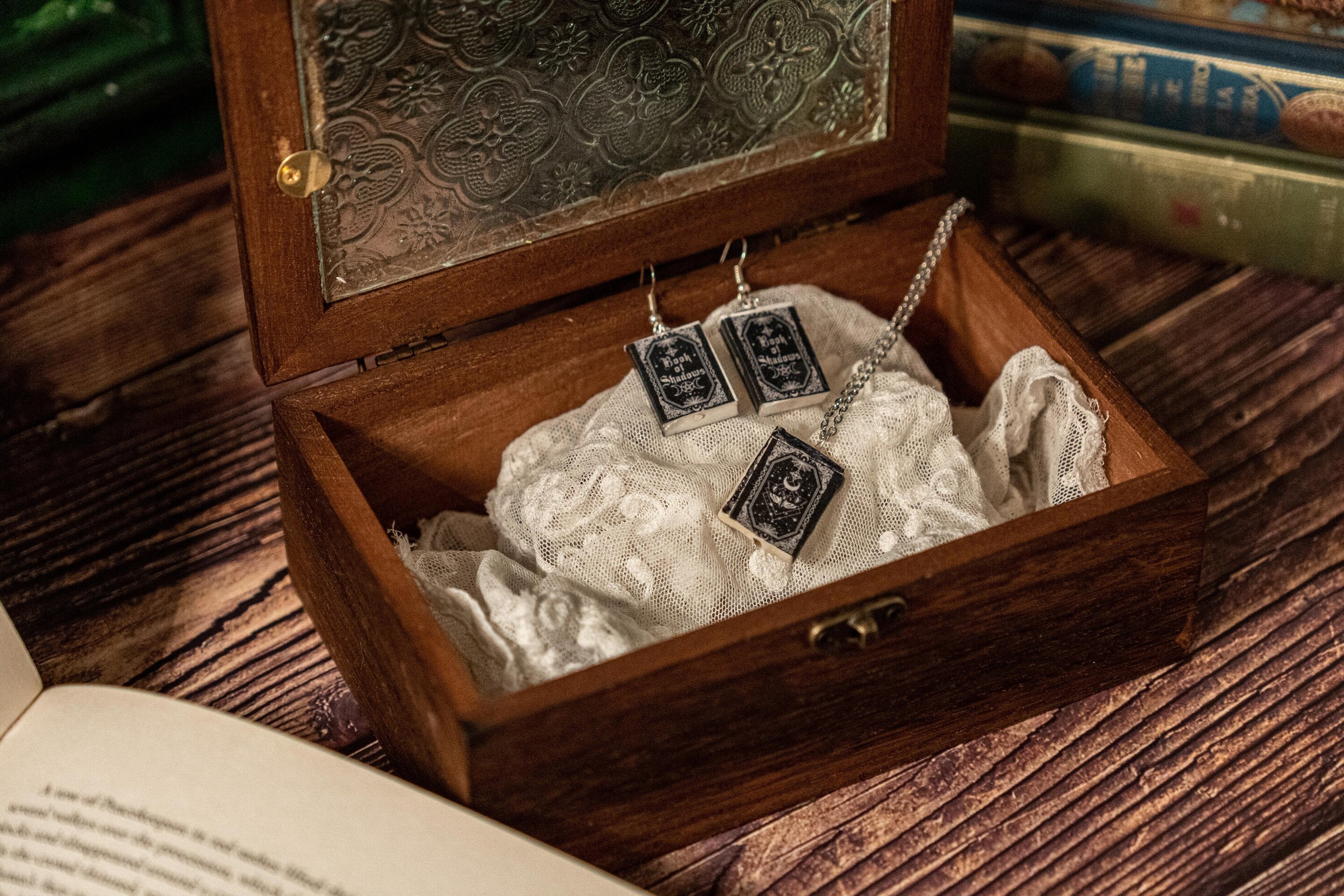 CONJUNTO PENDIENTES Y COLLAR MINI LIBRO - 3