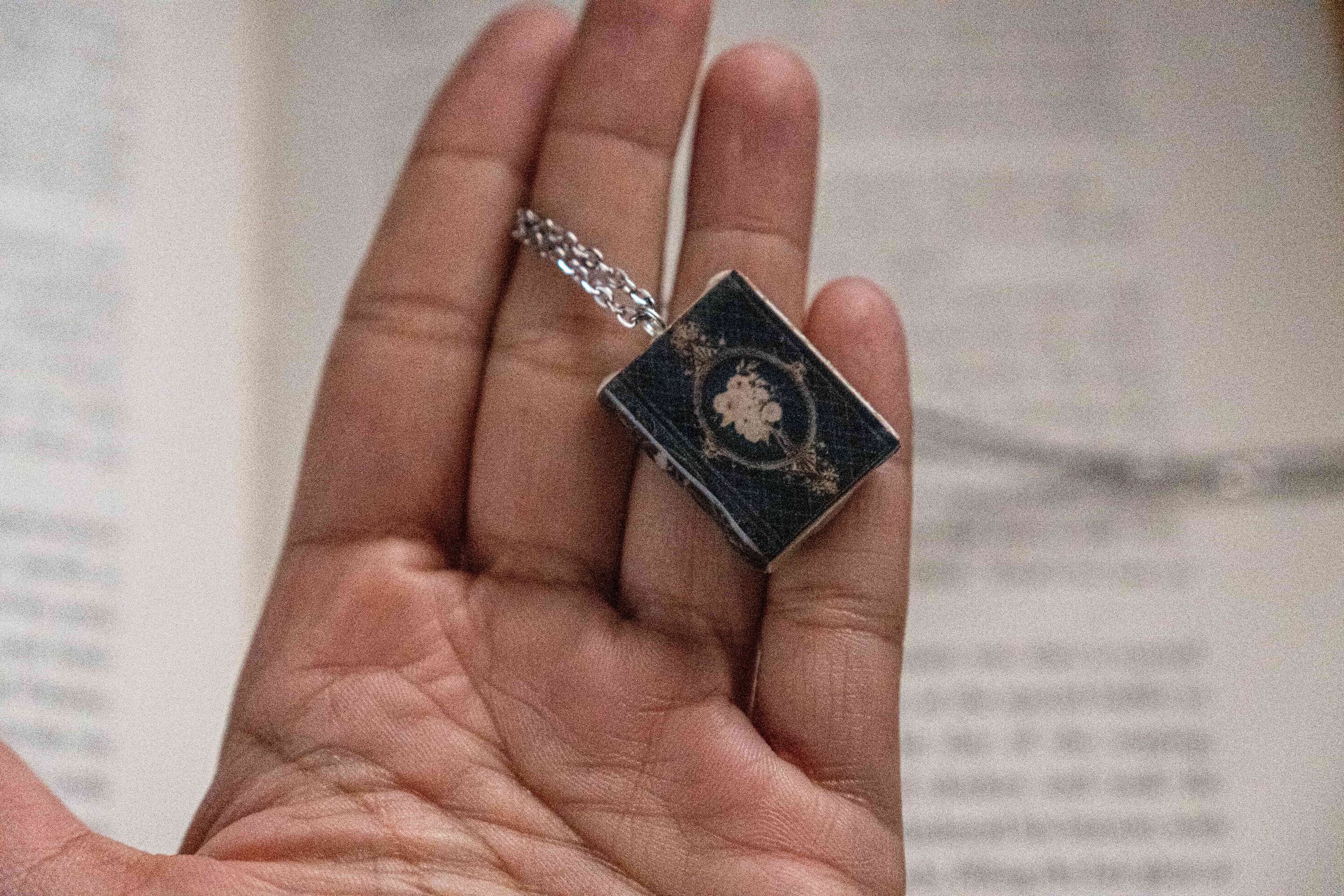 COLLAR VINTAGE BOOK - 2